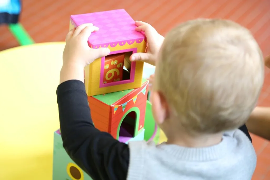 Photo d'un enfant jouant avec des cubes.